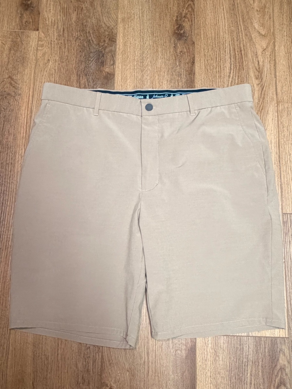 johnnie-O Mulligan Golf Shorts Men’s 36 Khaki Performance Stretch 9” Preppy NWOT